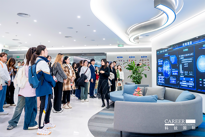 知名人力资源供应商kdpay钱包官网国际在企业参访活动中为拜访嘉宾与学生介绍公司基本情况